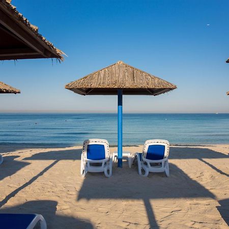 Ramada By Wyndham Beach Hotel Ajman Buitenkant foto