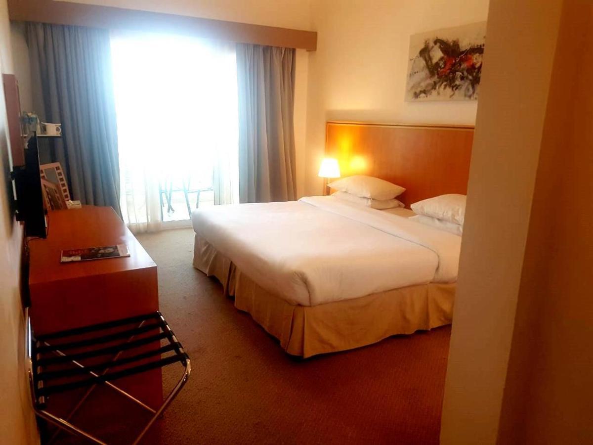 Ramada By Wyndham Beach Hotel Ajman Buitenkant foto