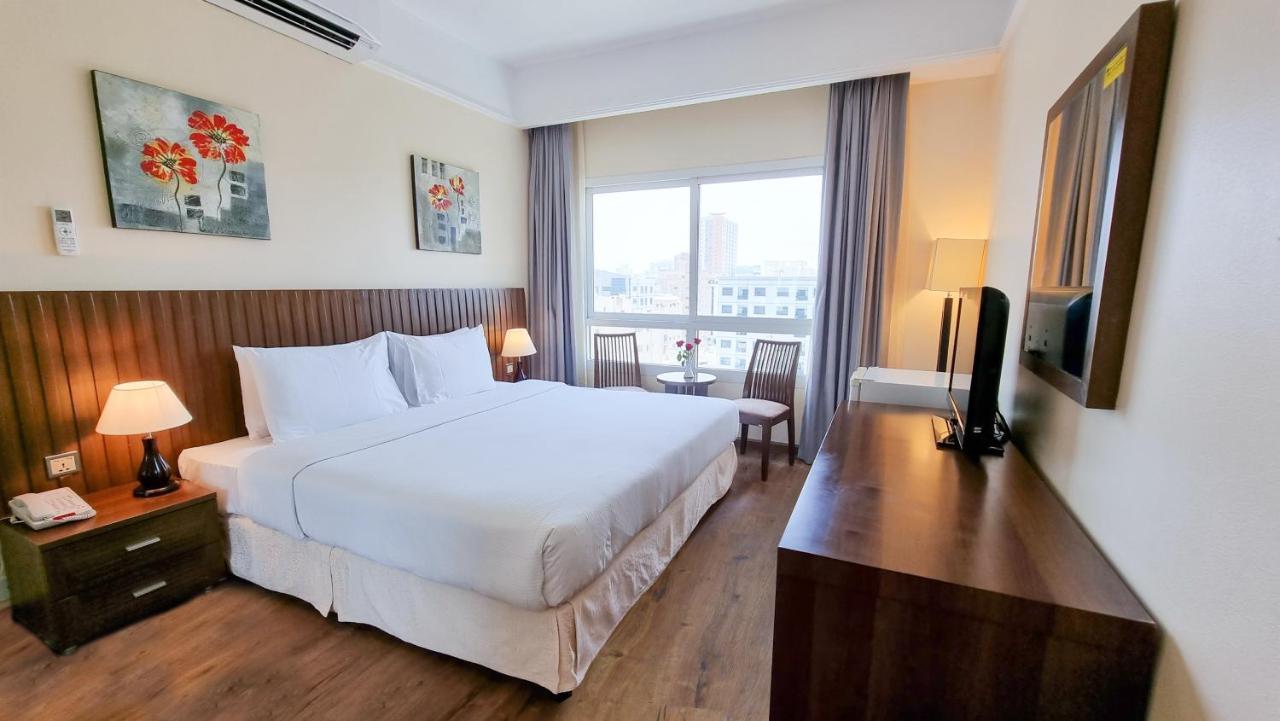 Ramada By Wyndham Beach Hotel Ajman Buitenkant foto