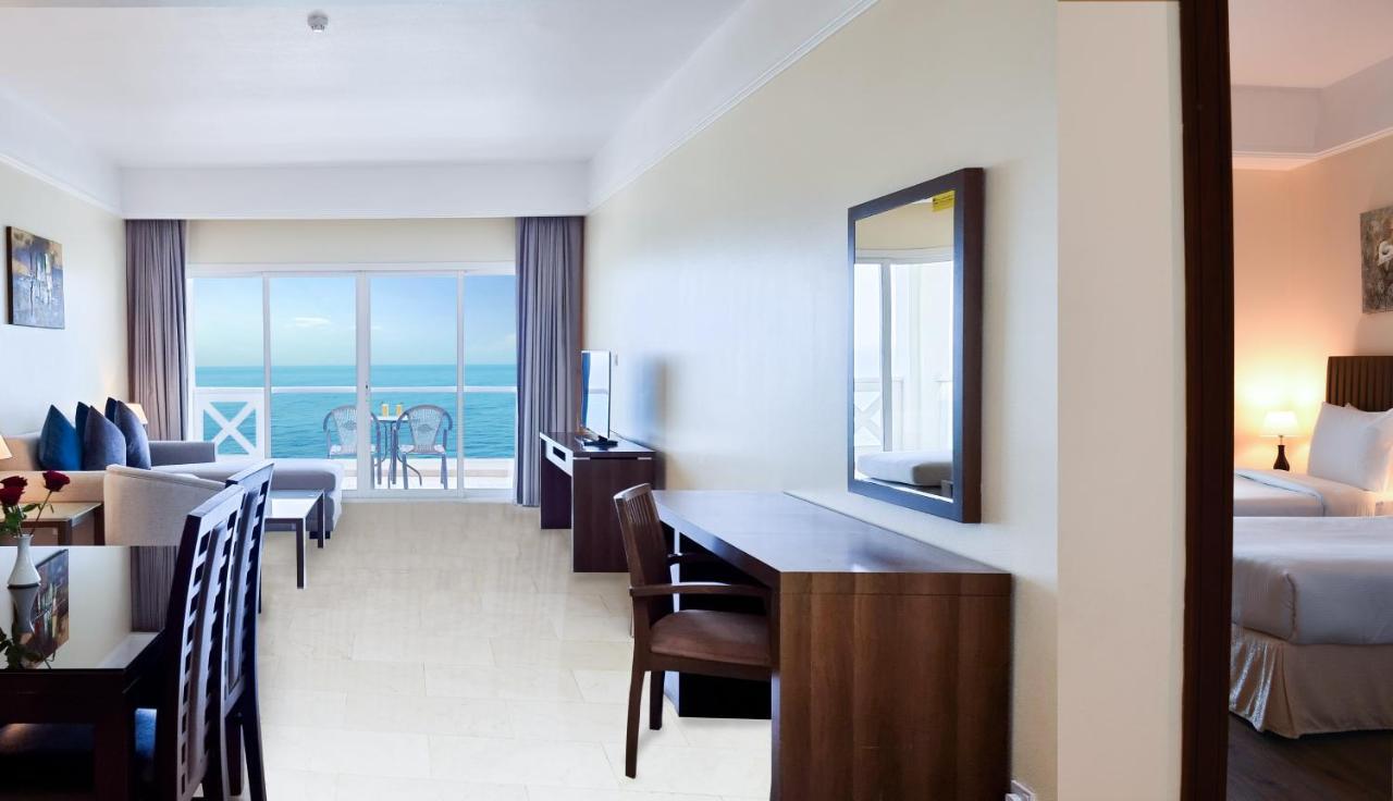 Ramada By Wyndham Beach Hotel Ajman Buitenkant foto