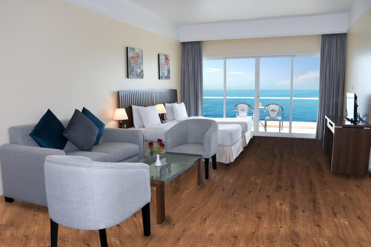 Ramada By Wyndham Beach Hotel Ajman Buitenkant foto