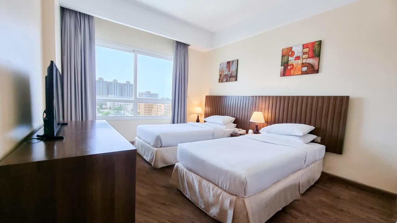 Ramada By Wyndham Beach Hotel Ajman Buitenkant foto