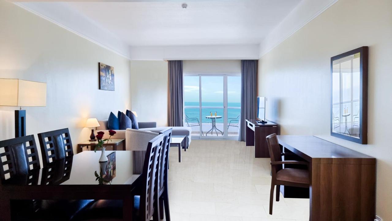 Ramada By Wyndham Beach Hotel Ajman Buitenkant foto