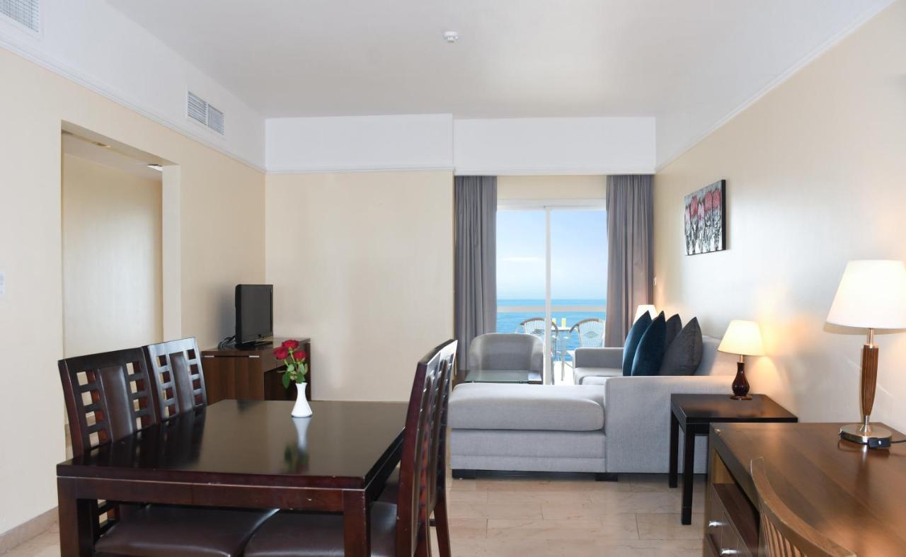 Ramada By Wyndham Beach Hotel Ajman Buitenkant foto