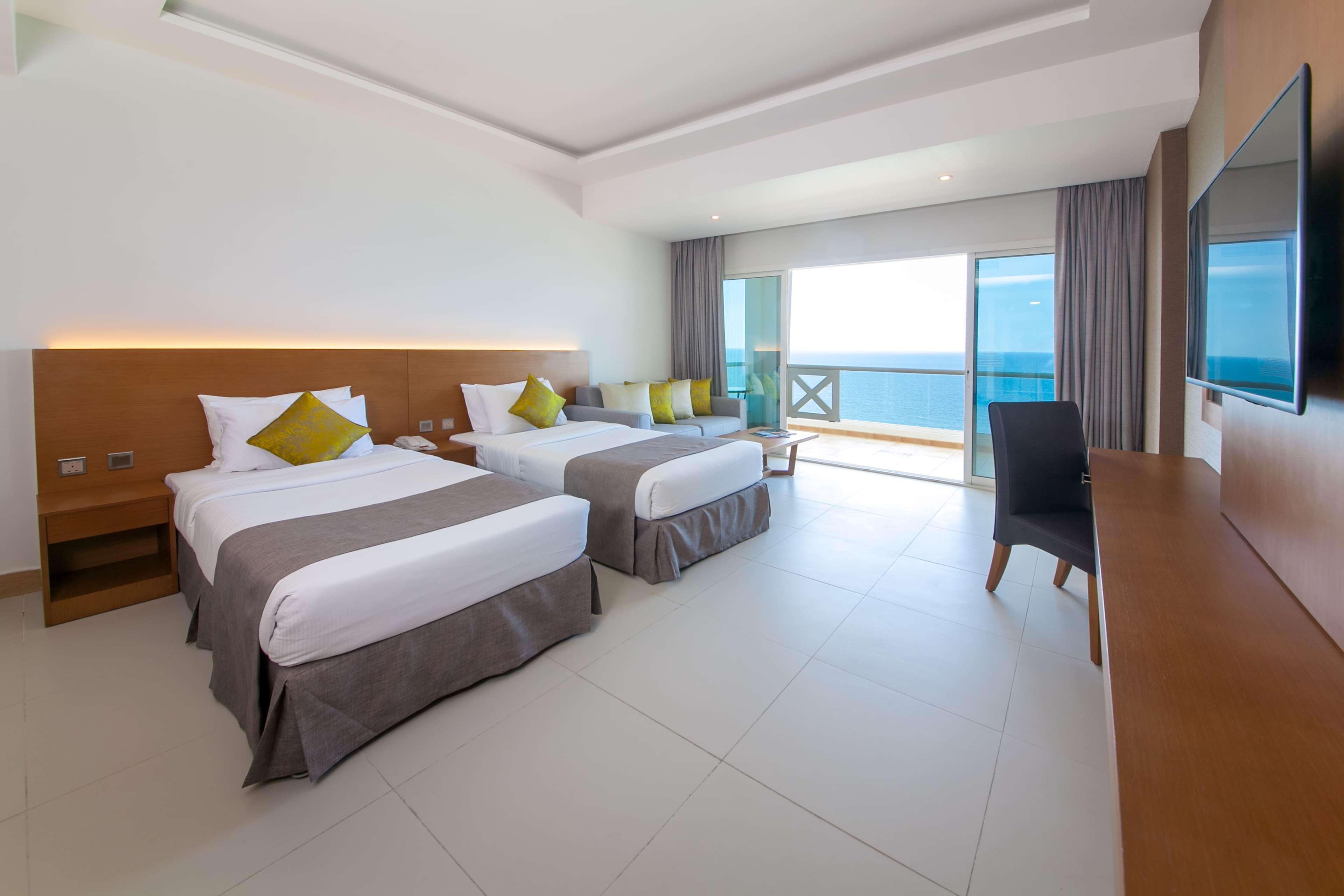 Ramada By Wyndham Beach Hotel Ajman Buitenkant foto