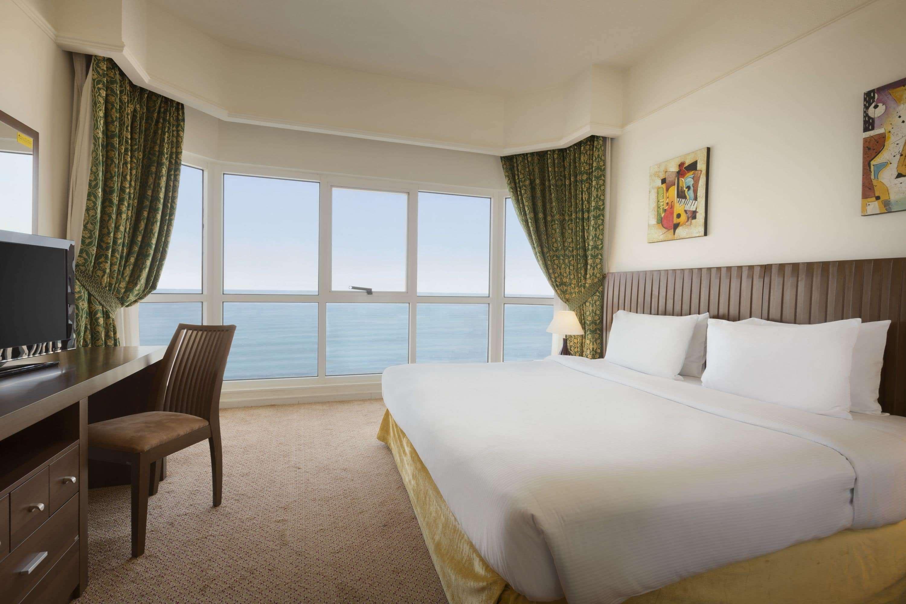 Ramada By Wyndham Beach Hotel Ajman Buitenkant foto