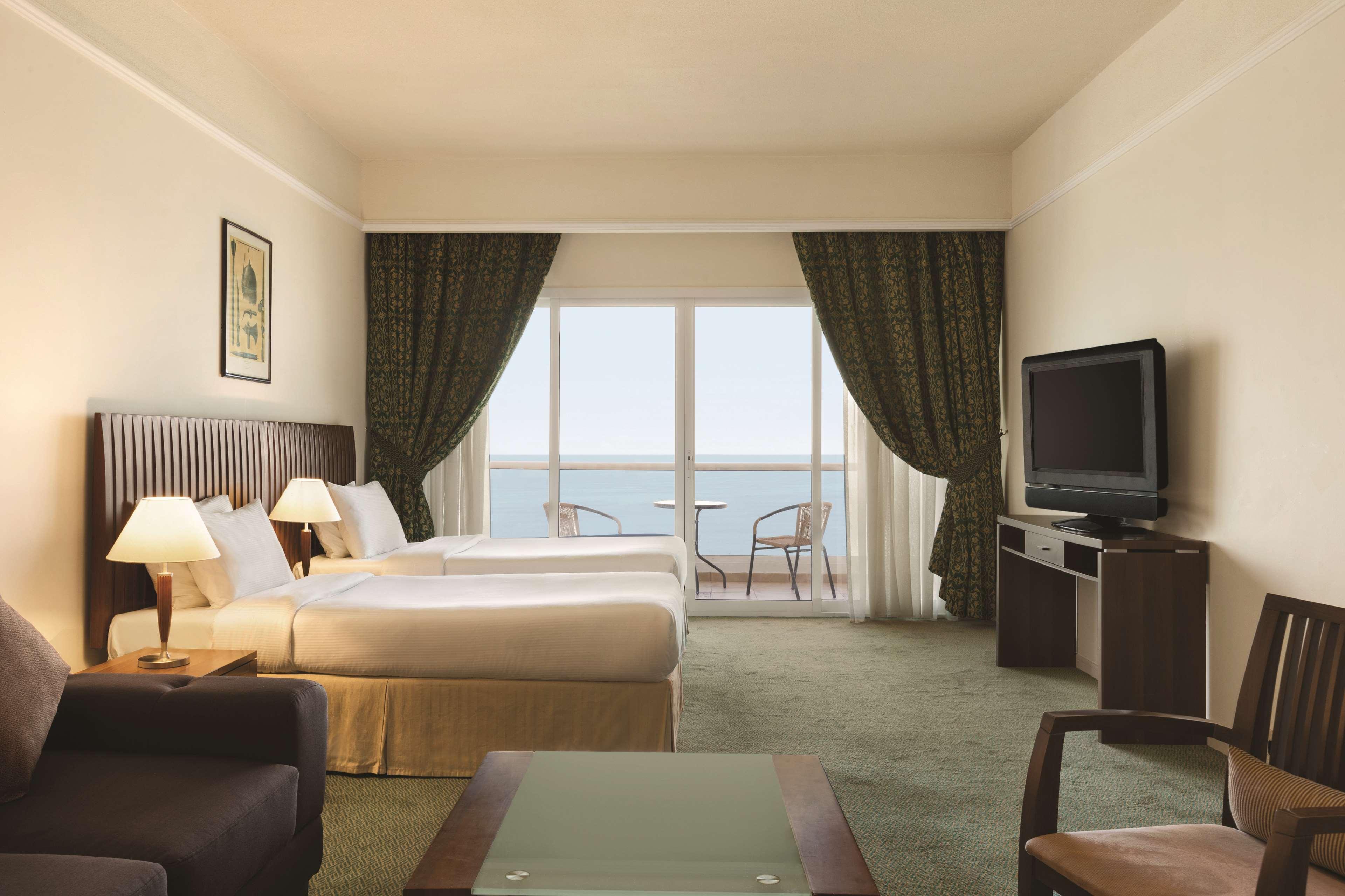 Ramada By Wyndham Beach Hotel Ajman Buitenkant foto