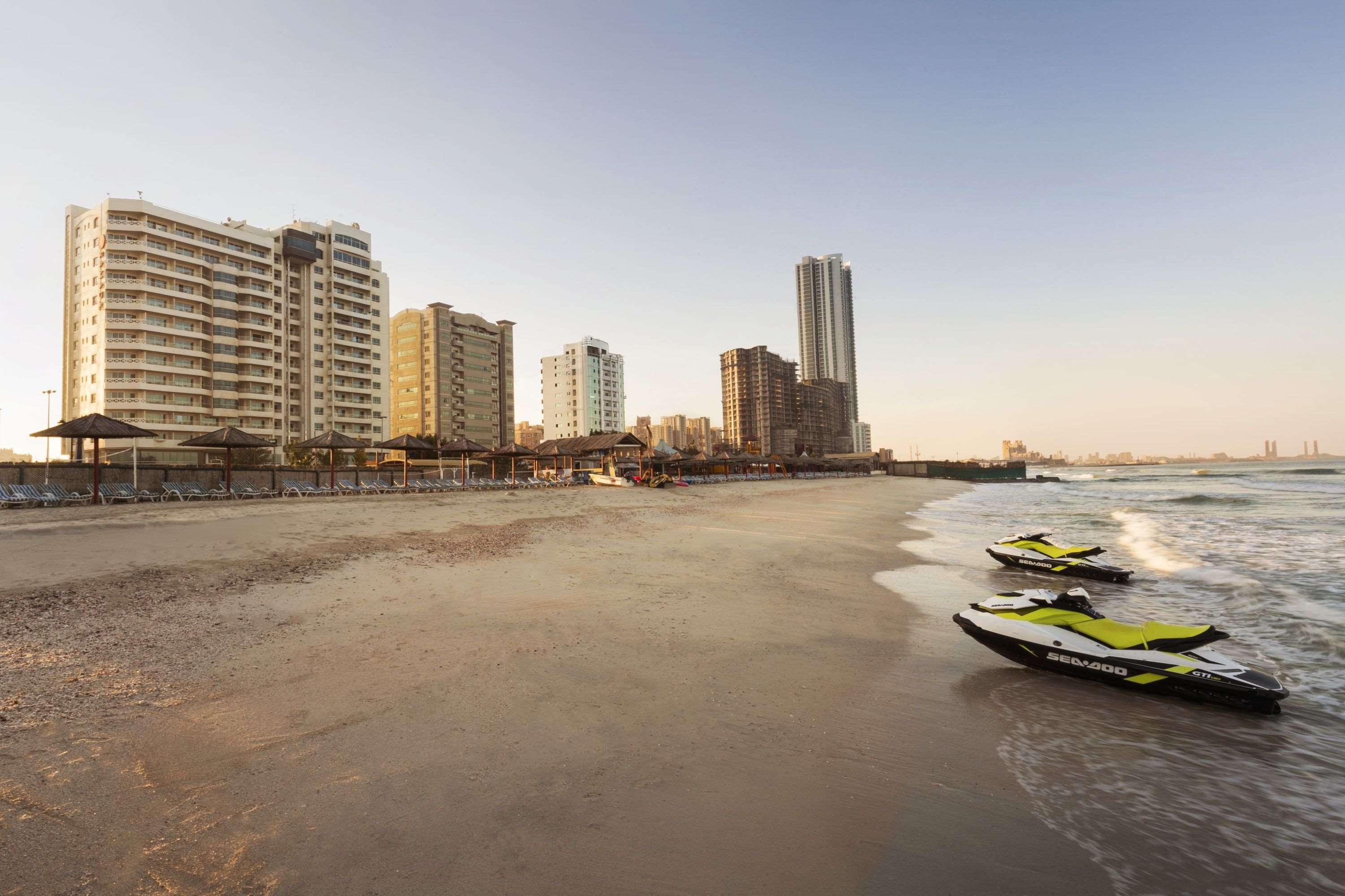 Ramada By Wyndham Beach Hotel Ajman Buitenkant foto