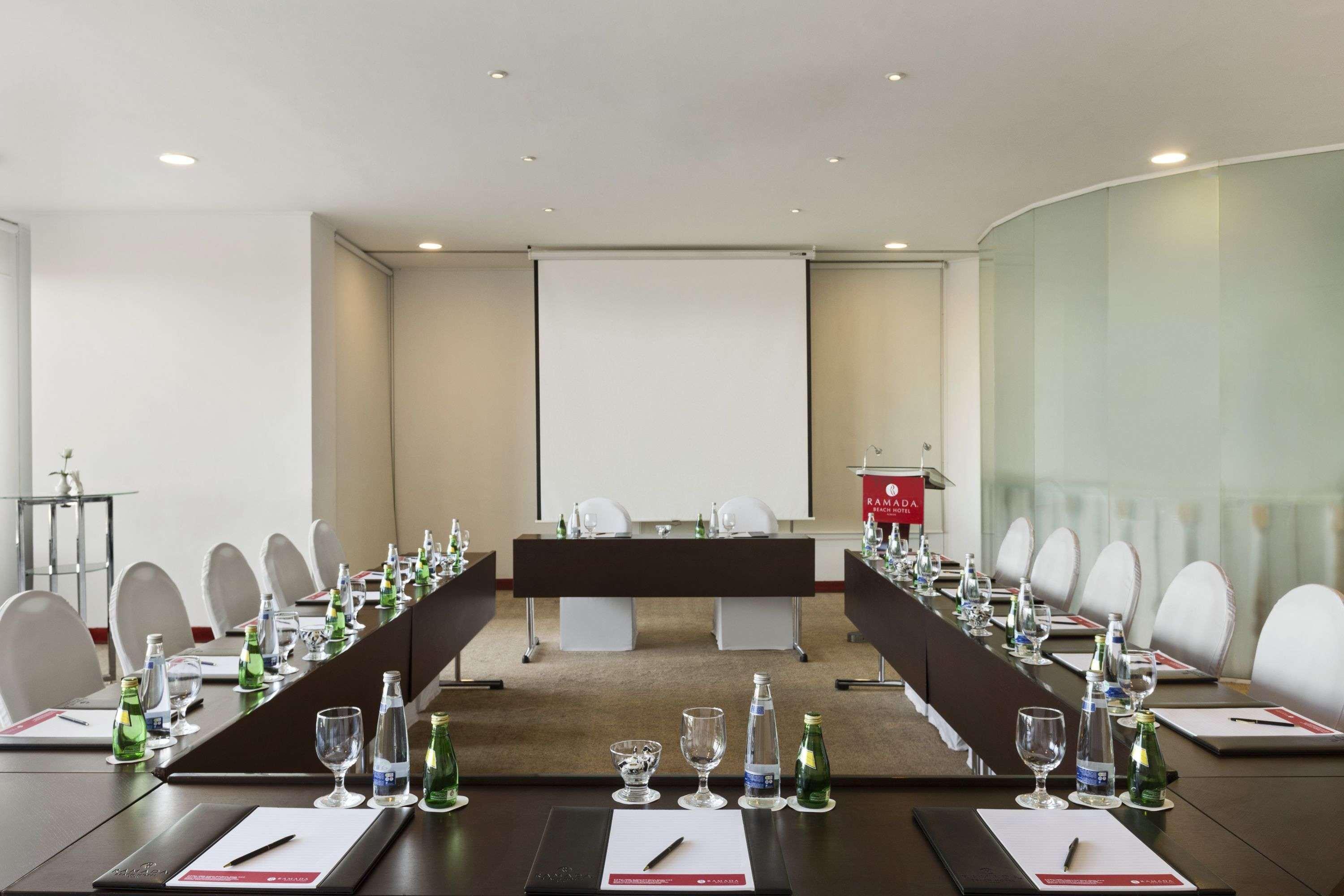 Ramada By Wyndham Beach Hotel Ajman Buitenkant foto