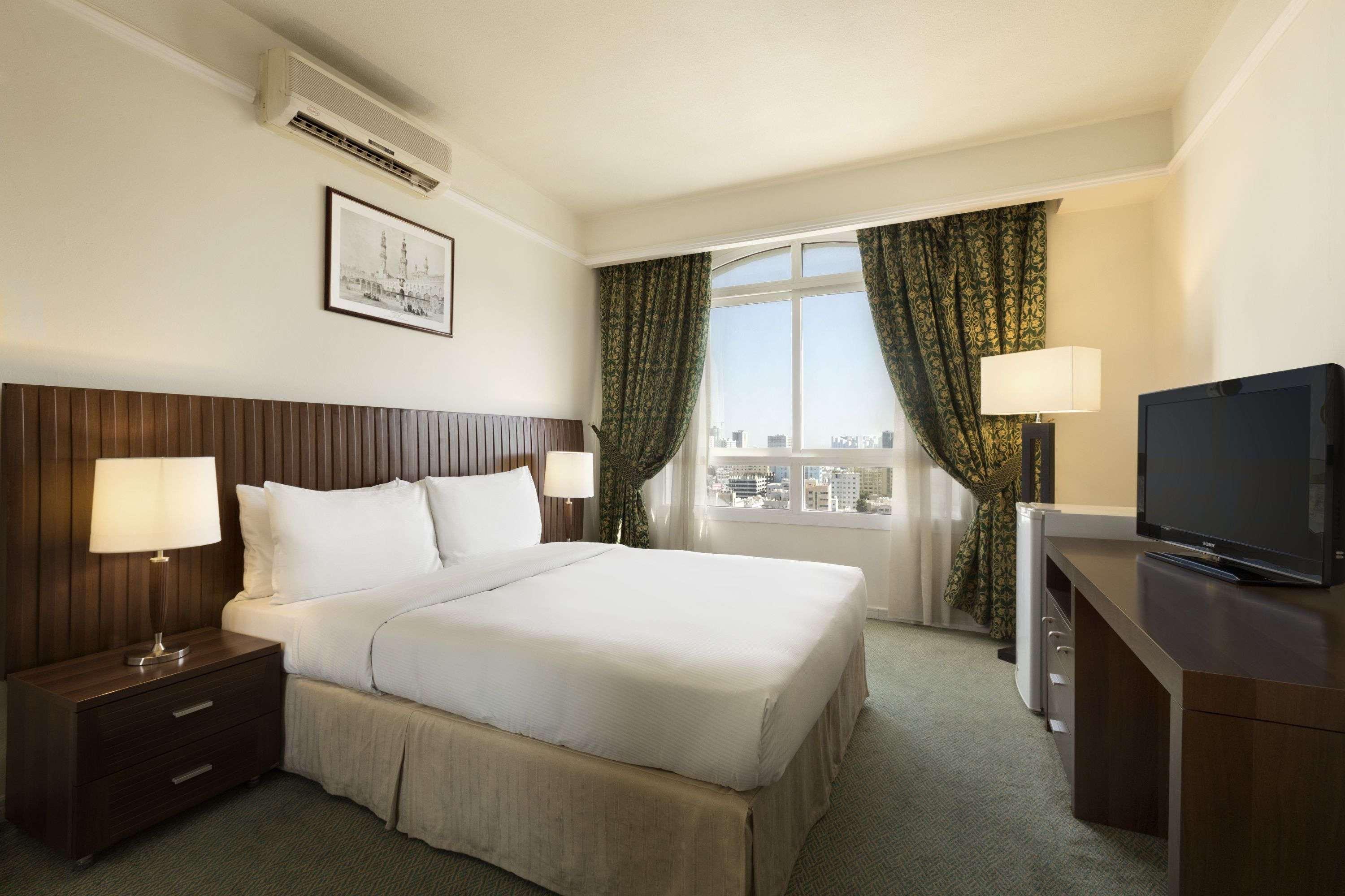 Ramada By Wyndham Beach Hotel Ajman Buitenkant foto