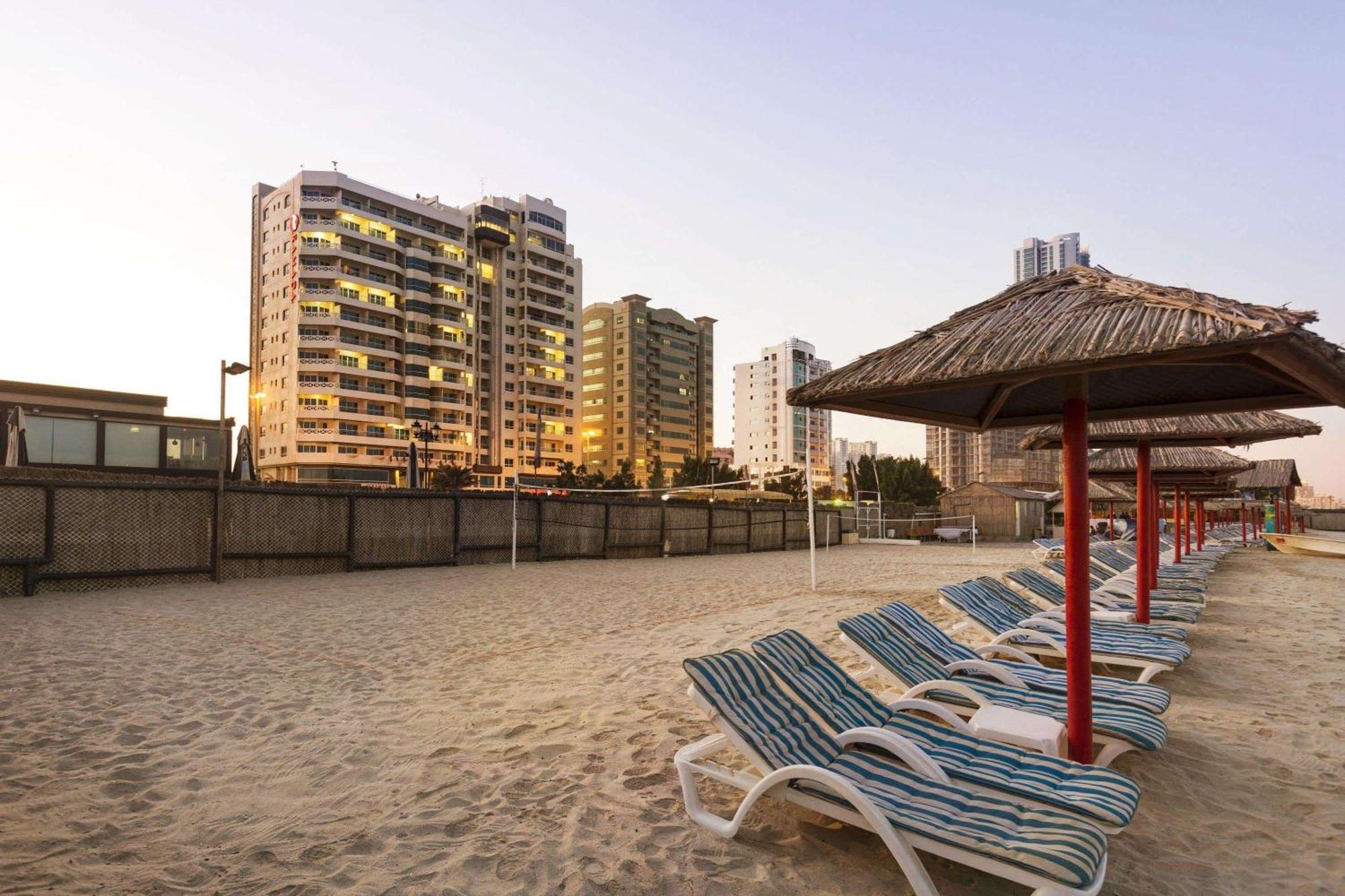Ramada By Wyndham Beach Hotel Ajman Buitenkant foto