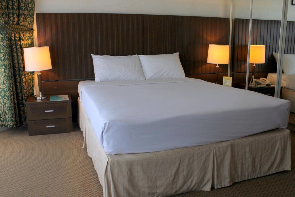 Ramada By Wyndham Beach Hotel Ajman Buitenkant foto