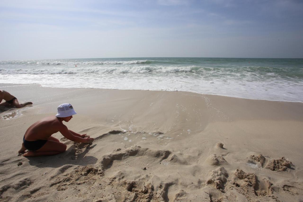 Ramada By Wyndham Beach Hotel Ajman Buitenkant foto