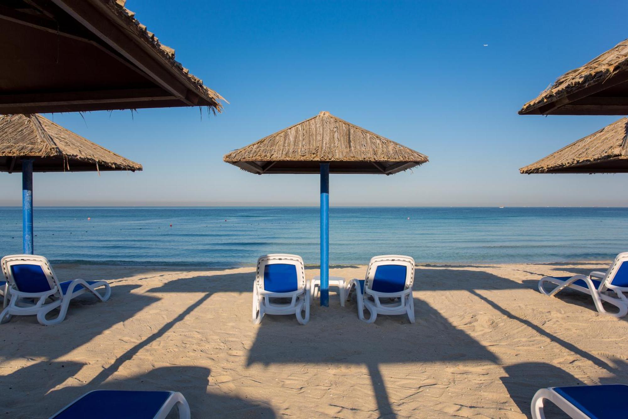 Ramada By Wyndham Beach Hotel Ajman Buitenkant foto