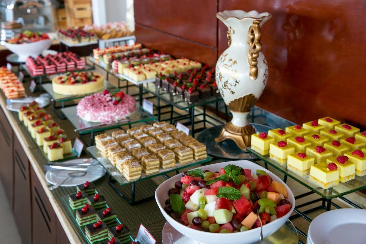 Ramada By Wyndham Beach Hotel Ajman Buitenkant foto