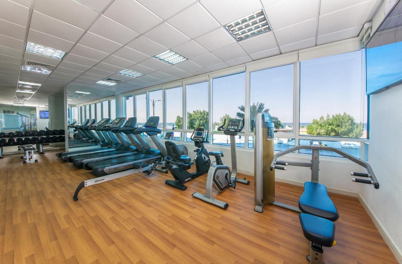 Ramada By Wyndham Beach Hotel Ajman Buitenkant foto
