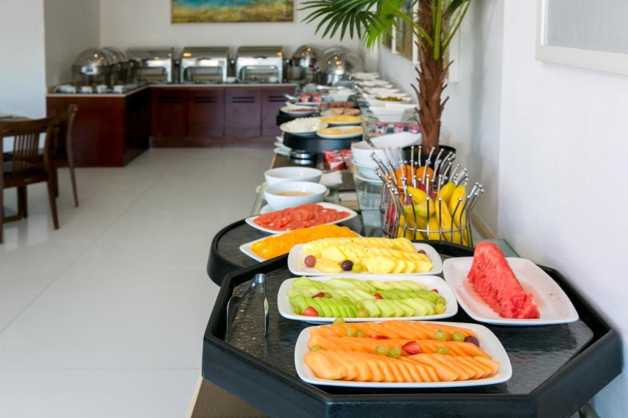 Ramada By Wyndham Beach Hotel Ajman Buitenkant foto